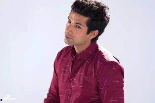 外国帅哥吃瓜图片,外国帅哥的“吃瓜”瞬间，展现独特魅力