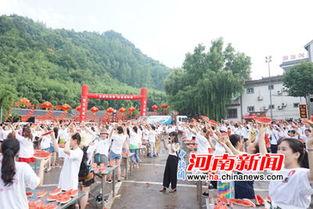 大爷现场吃瓜图片