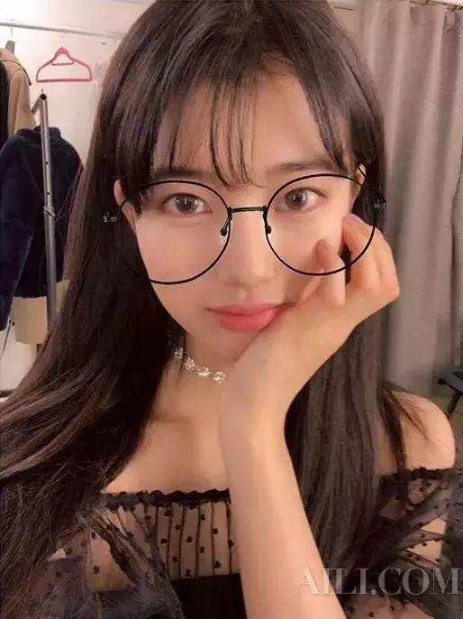 宿舍吃瓜眼镜妹,揭秘校园生活趣事